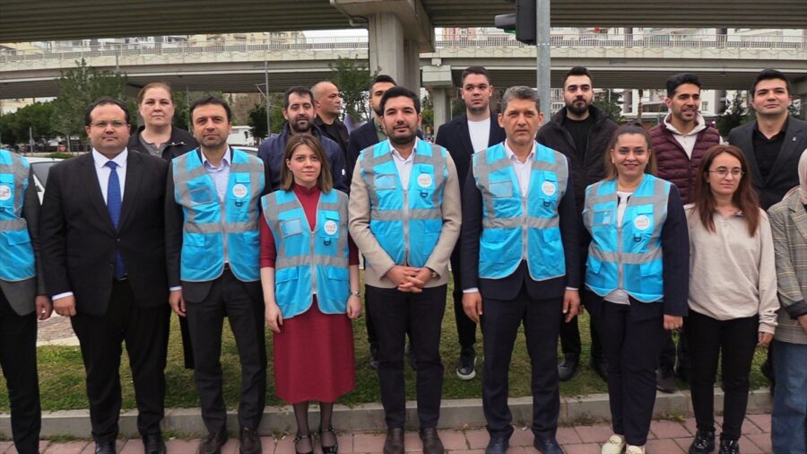 Antalya’da AK Parti’den iftara yetişemeyen ve trafikte kalan vatandaşlara iftariyelik dağıtımı