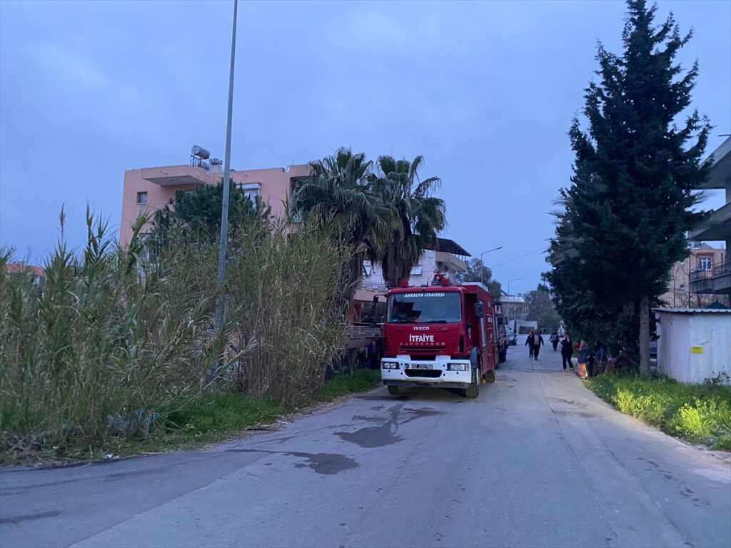 Antalya’da apartman dairesinde çıkan yangın söndürüldü