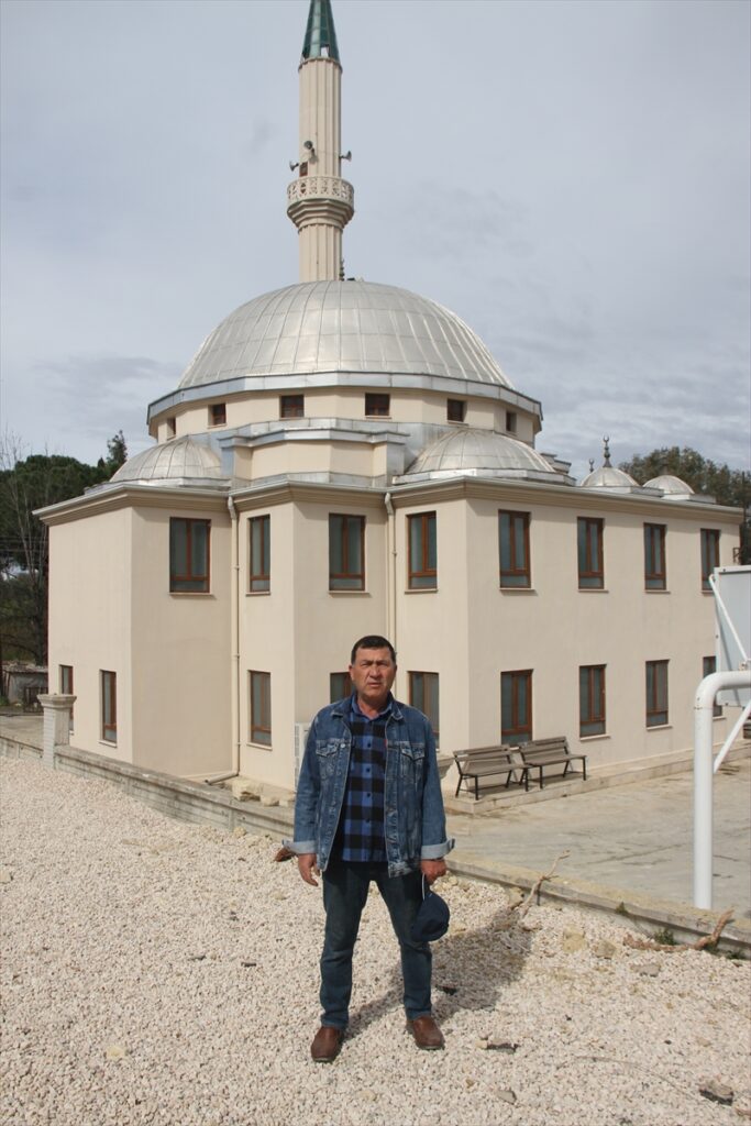 Antalya’da cami kubbesindeki leylek yuvası güvenli alana taşındı