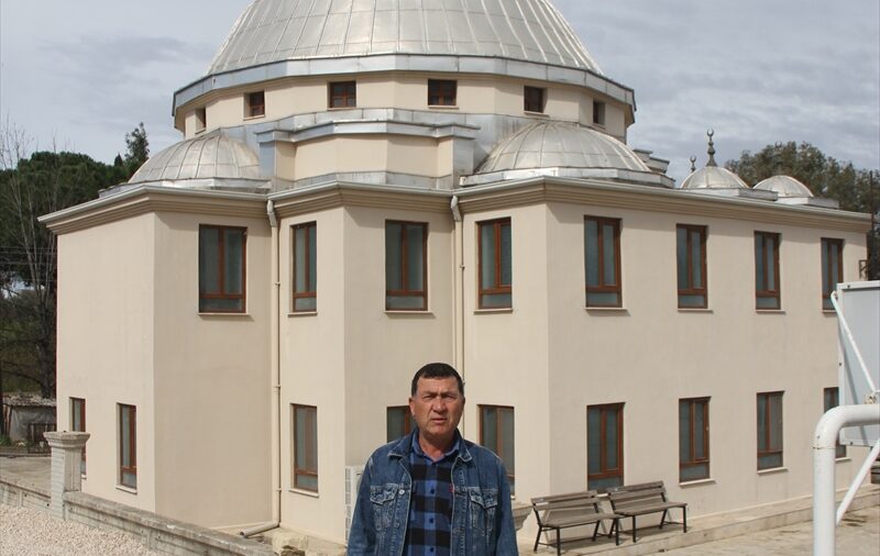 Antalya’da cami kubbesindeki leylek yuvası güvenli alana taşındı