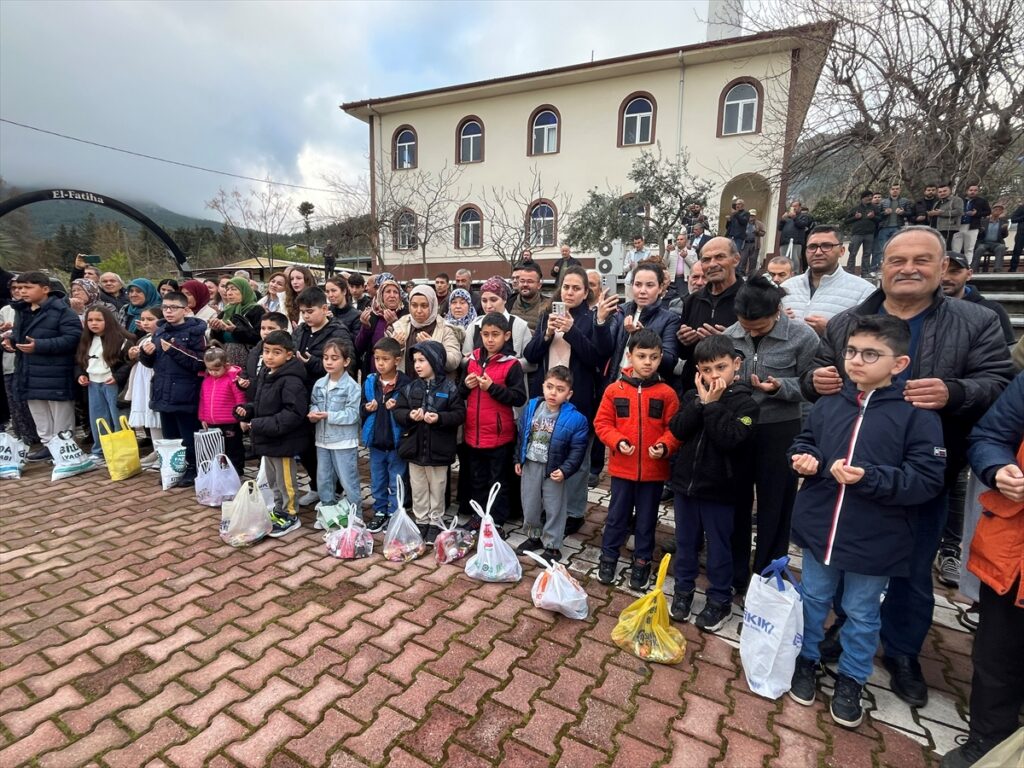 Antalya’da çocuklara bayram şekeri dağıtma geleneği sürdürüldü