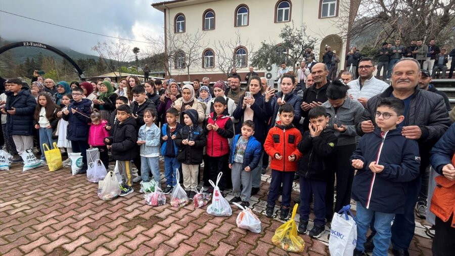 Antalya’da çocuklara bayram şekeri dağıtma geleneği sürdürüldü