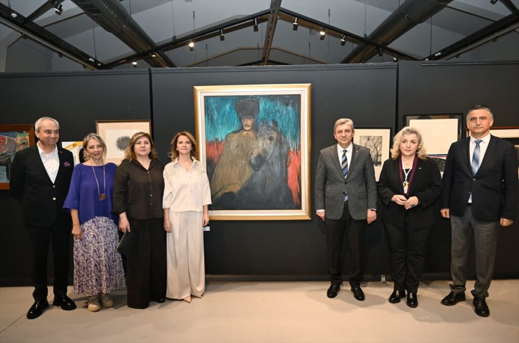 Antalya’da kadın sanatçıların eserlerinden oluşan “Cross” sergisi açıldı