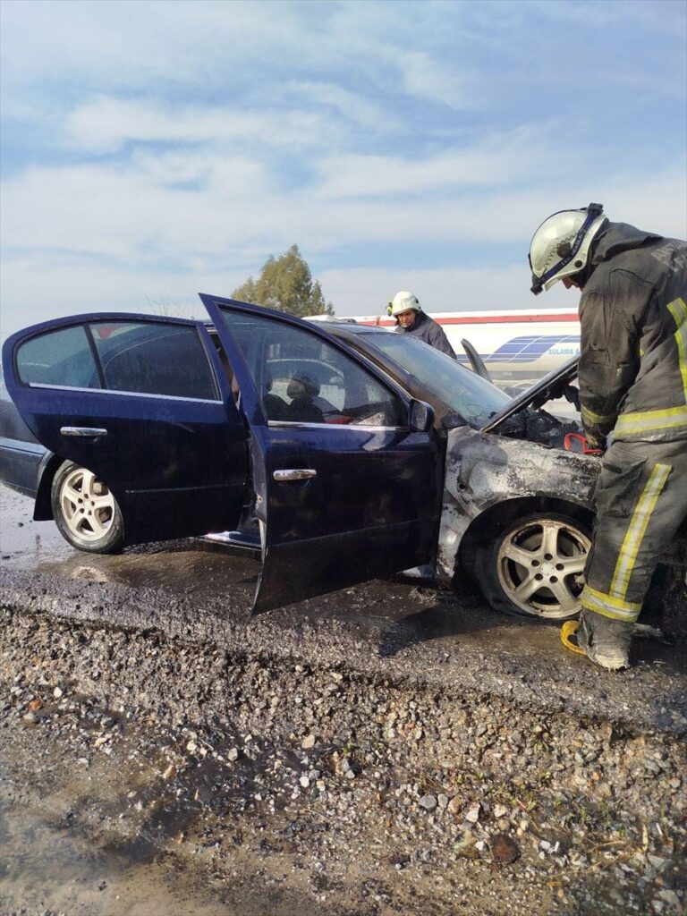 Antalya’da seyir halindeki otomobilde çıkan yangın söndürüldü