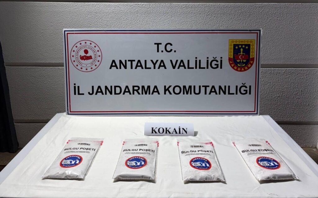 Antalya’da uyuşturucu operasyonunda yakalanan 2 şüpheli tutuklandı