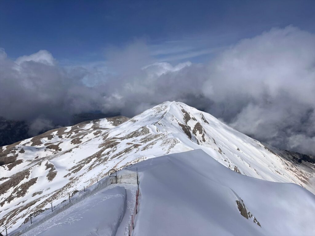 Antalya’daki Tahtalı Dağı’nın zirvesi beyaza büründü