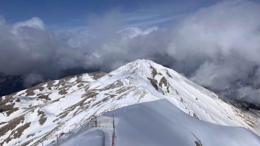 Antalya’daki Tahtalı Dağı’nın zirvesi beyaza büründü
