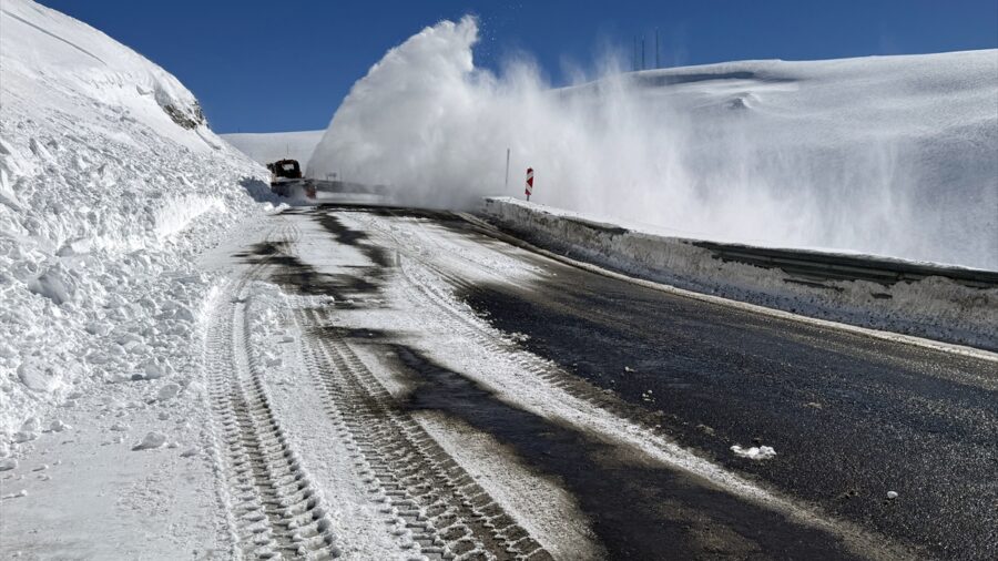 Ardahan-Şavşat kara yoluna düşen çığ temizlendi