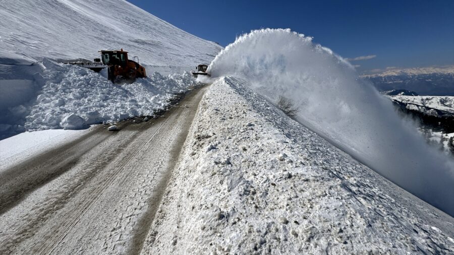 Ardahan’da ekiplerin karla mücadele çalışması sürüyor