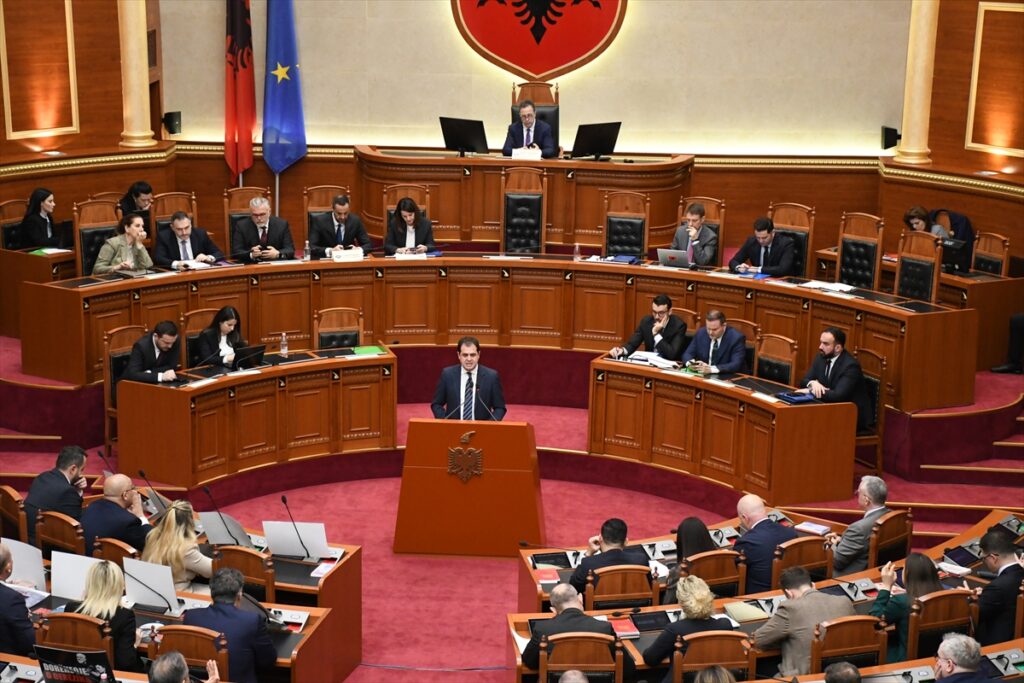 Arnavutluk Meclisinde eski Başbakan Yardımcısı’nın dokunulmazlığının kaldırılmaması protesto edildi