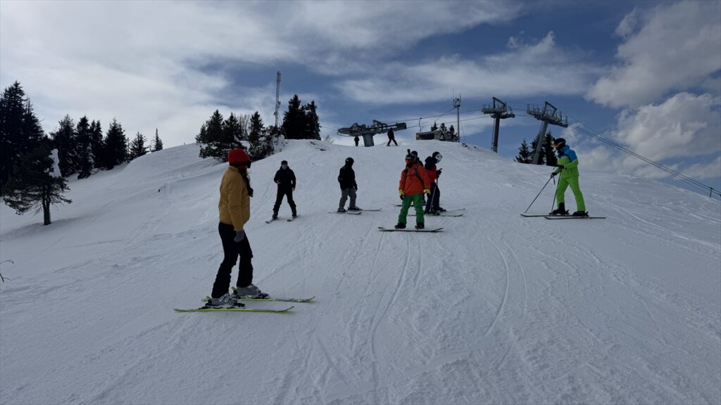 Artvin Atabarı Kayak Merkezi ziyaretçilerini ağırlamaya devam ediyor