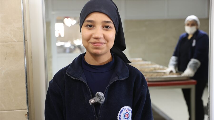 Aşçı adayı kız öğrenciler, ramazan sofralarını süslüyor