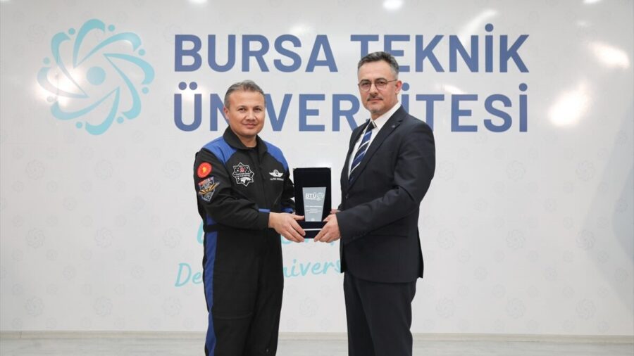 Astronot Alper Gezeravcı, Bursa’da üniversite öğrencileriyle buluştu