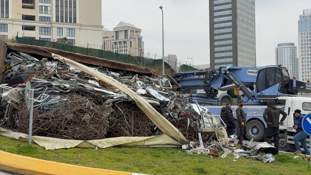 Ataşehir’de devrilen hurda yüklü kamyon ulaşımı aksattı