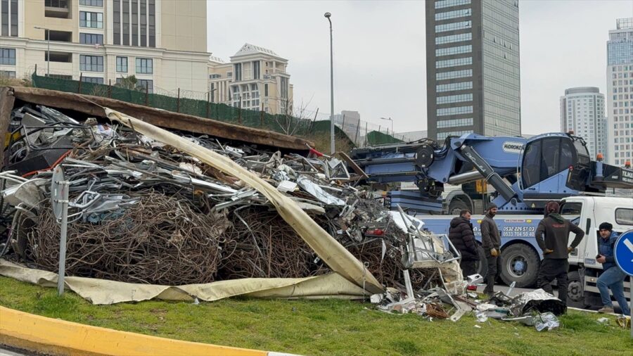 Ataşehir’de devrilen hurda yüklü kamyon ulaşımı aksattı