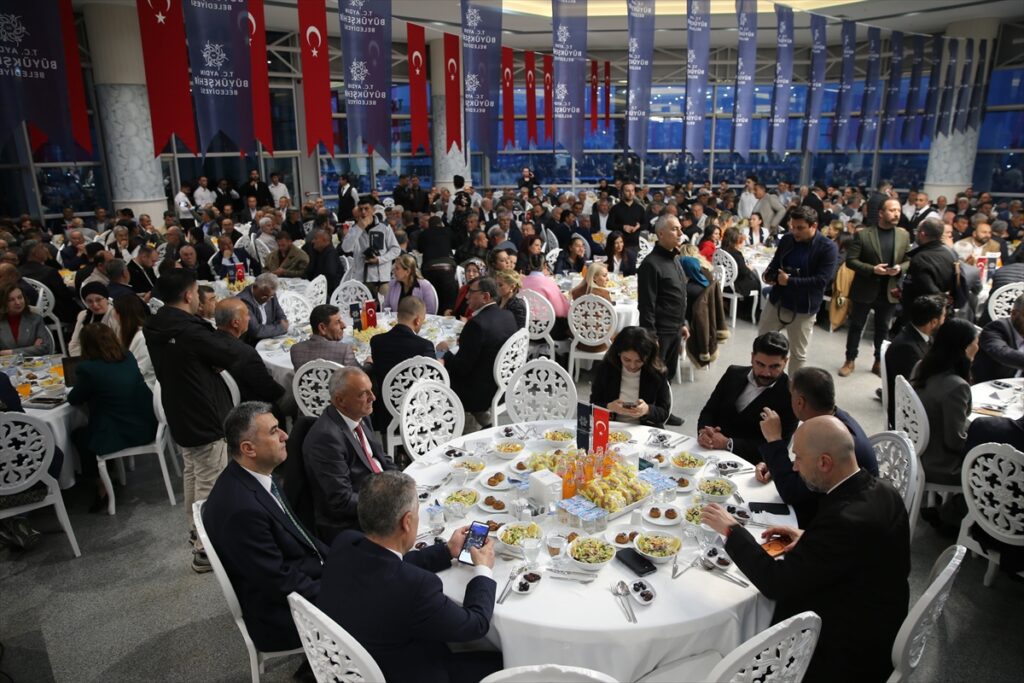 Aydın’daki muhtarlar Büyükşehir Belediyesinin iftar sofrasında bir araya geldi