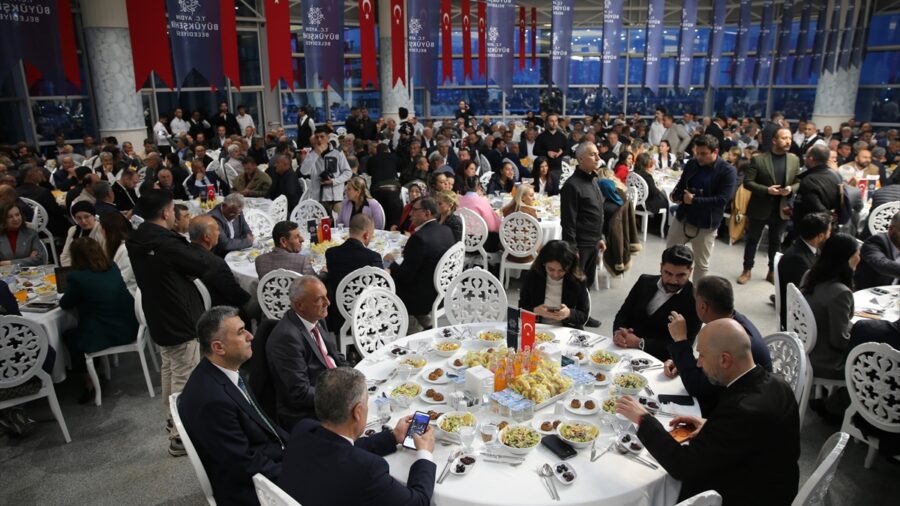 Aydın’daki muhtarlar Büyükşehir Belediyesinin iftar sofrasında bir araya geldi
