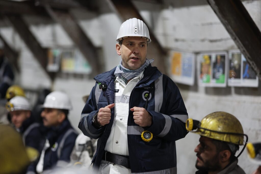 Bakan Bayraktar, Zonguldak’taki madencilerle iftar yaptı: