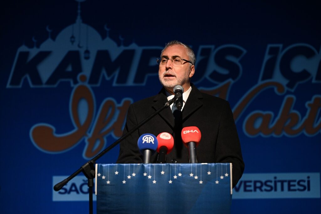 Bakan Işıkhan, Sağlık Bilimleri Üniversitesi öğrencileriyle iftarda buluştu: