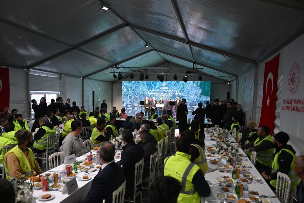 Bakan Uraloğlu Halkalı-Ispartakule Demiryolu Hattı şantiyesinde çalışanlarla iftar yaptı: