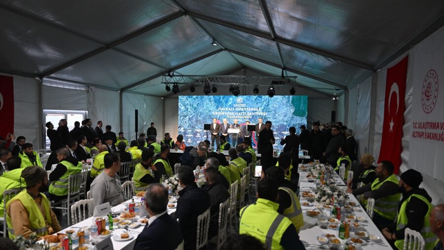 Bakan Uraloğlu Halkalı-Ispartakule Demiryolu Hattı şantiyesinde çalışanlarla iftar yaptı: