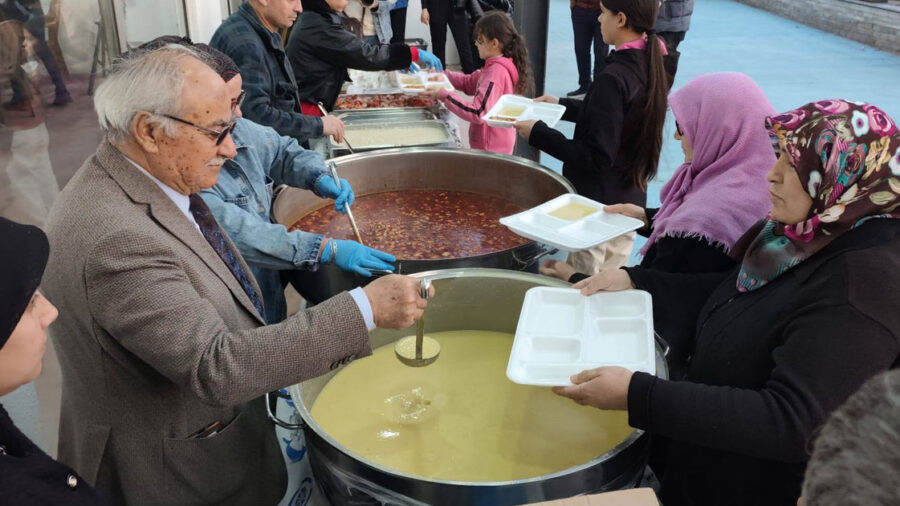 Yemekleri Başkan Gülsever dağıttı