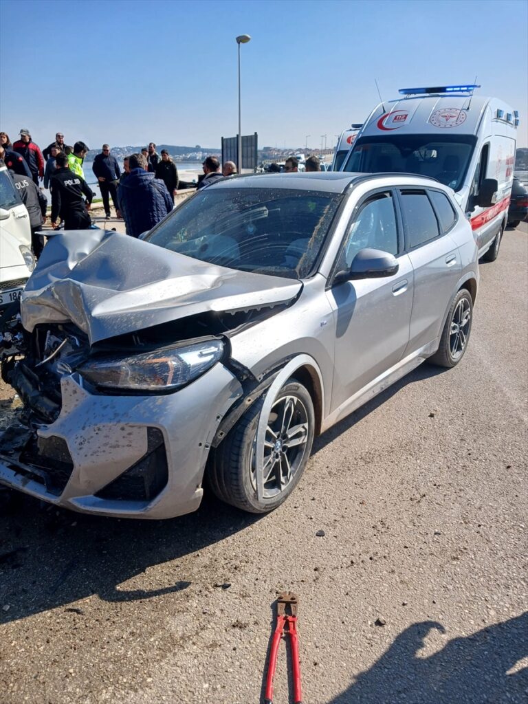 Balıkesir’de 2 otomobilin çarpıştığı kazada 6 kişi yaralandı