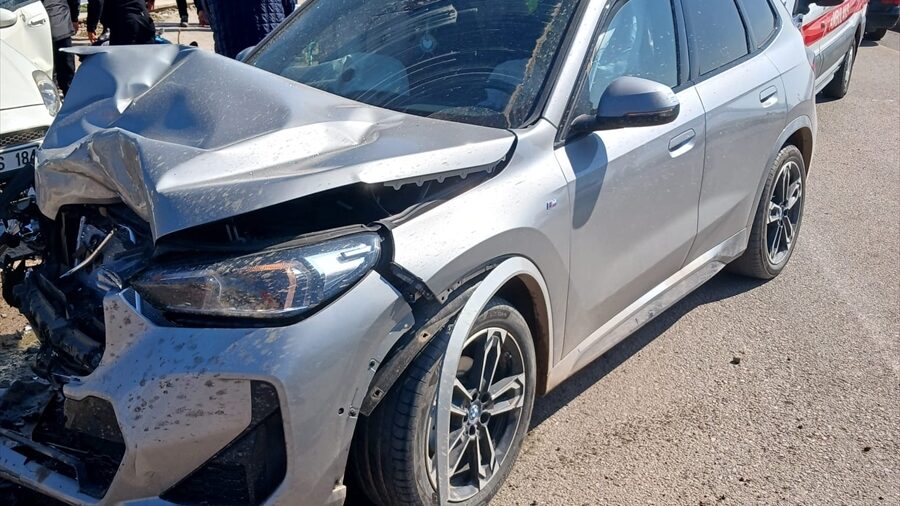 Balıkesir’de 2 otomobilin çarpıştığı kazada 6 kişi yaralandı