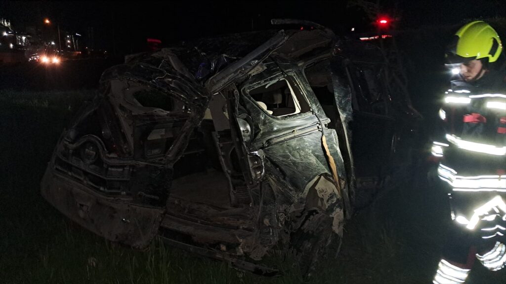 Balıkesir’de şarampole devrilen otomobildeki 1 kişi öldü, 6 kişi yaralandı