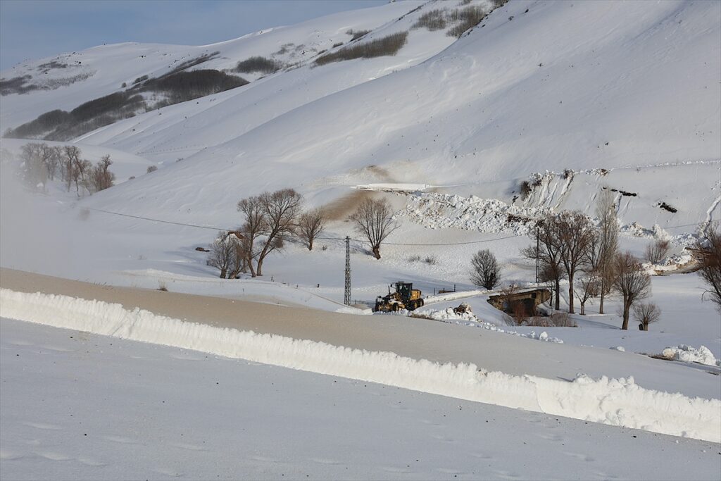 Bayburt’ta “kar kaplanları” Ramazan Bayramı için mesaisini sürdürüyor