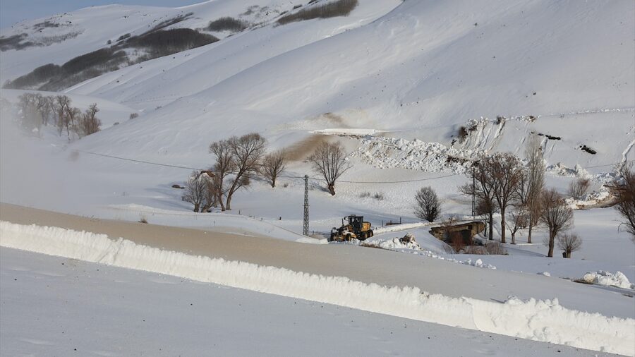 Bayburt’ta “kar kaplanları” Ramazan Bayramı için mesaisini sürdürüyor