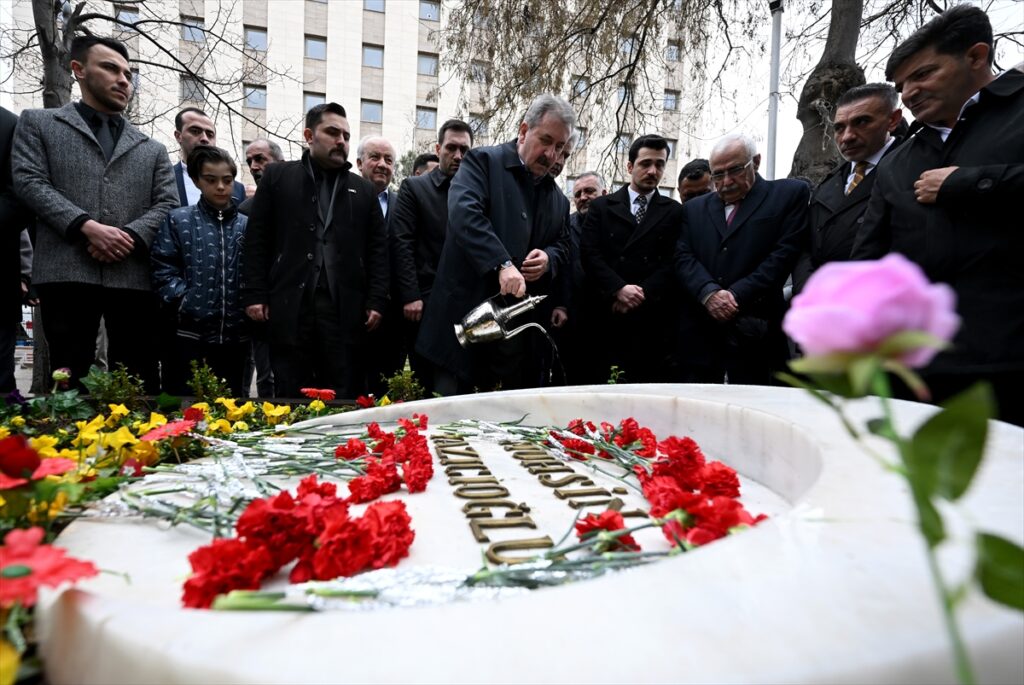 BBP Genel Başkanı Destici, Muhsin Yazıcıoğlu’nun kabrini ziyaret etti:
