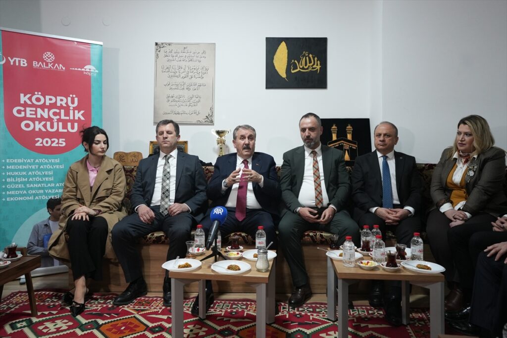 BBP Genel Başkanı Destici Üsküp’te gençlerle buluştu