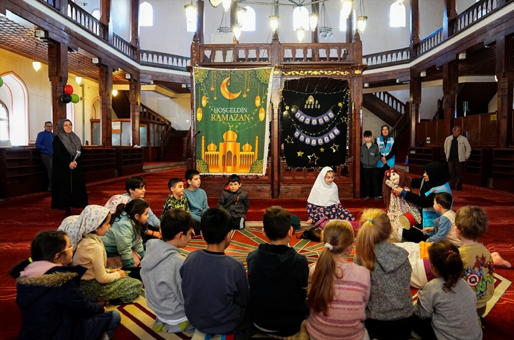 Beyoğlu’nda çocuklara özel tekne orucu iftarı düzenlendi