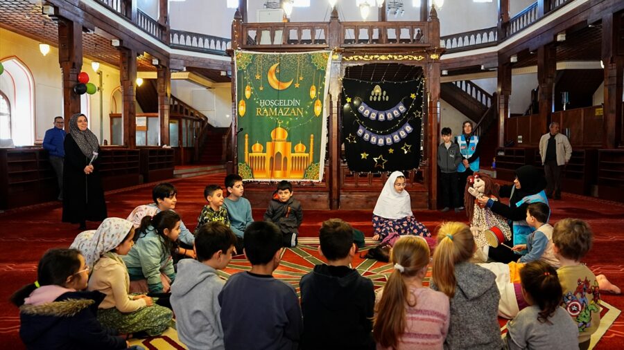 Beyoğlu’nda çocuklara özel tekne orucu iftarı düzenlendi