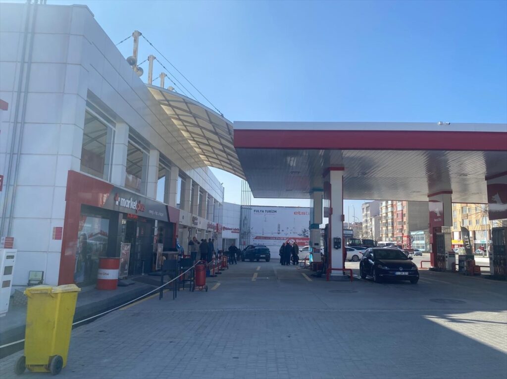 Bilecik’te çıkan bıçaklı ve silahlı kavgada 1’i polis 3 kişi yaralandı