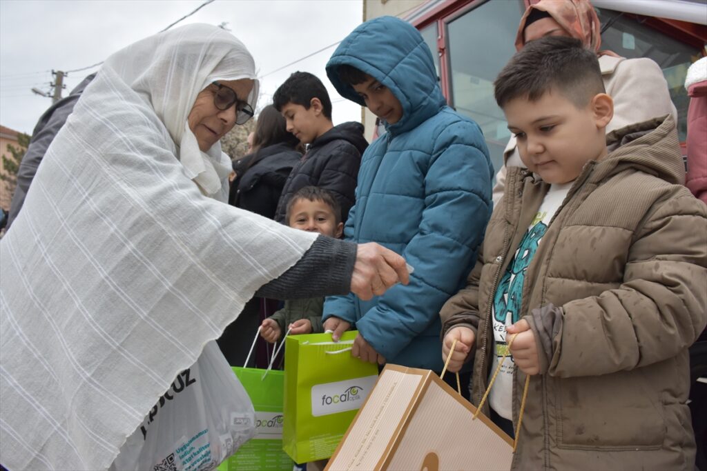 Bilecik’te iki asırlık “şeker dağıtma” geleneğiyle büyükler çocukların yüzünü güldürüyor