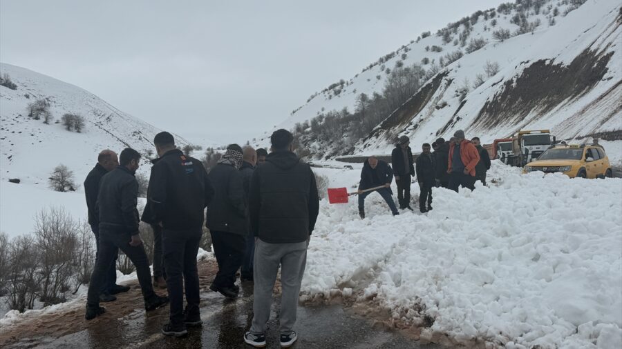 Bingöl’de Karlıova-Yedisu kara yolu çığ nedeniyle ulaşıma kapandı