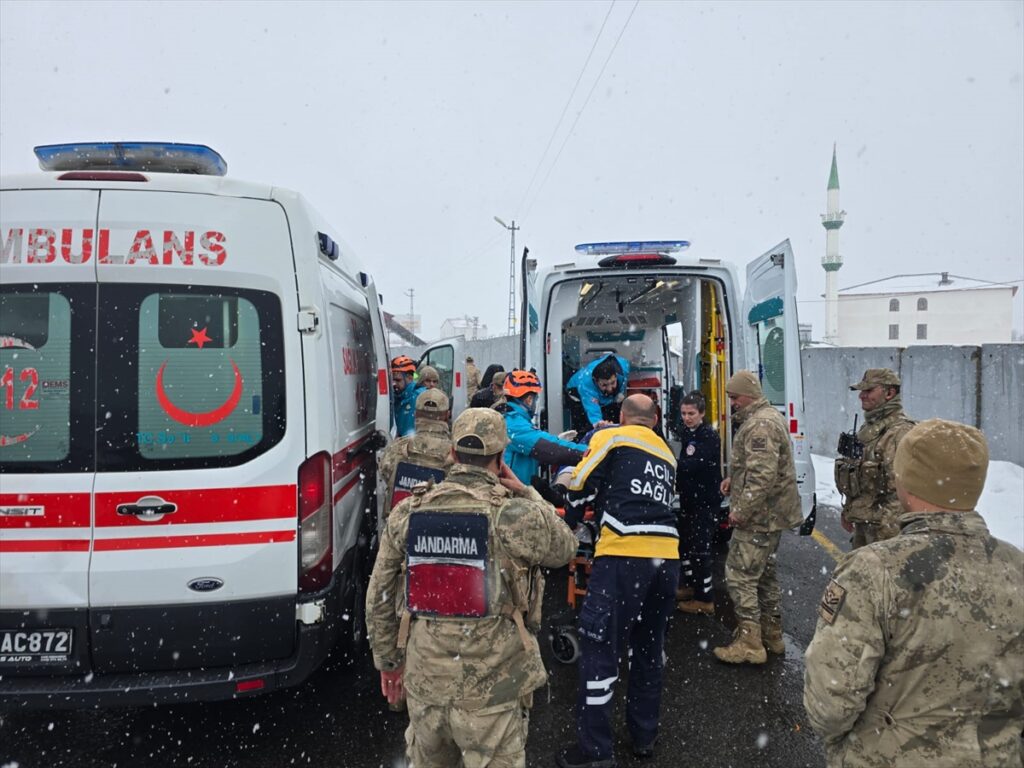 Bingöl’de takla atan otomobil ve hafif ticari araçtaki 6 kişi yaralandı
