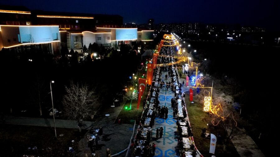 Bişkek’teki Kırgızistan-Türkiye Manas Üniversitesinde geniş katılımlı sokak iftarı düzenlendi