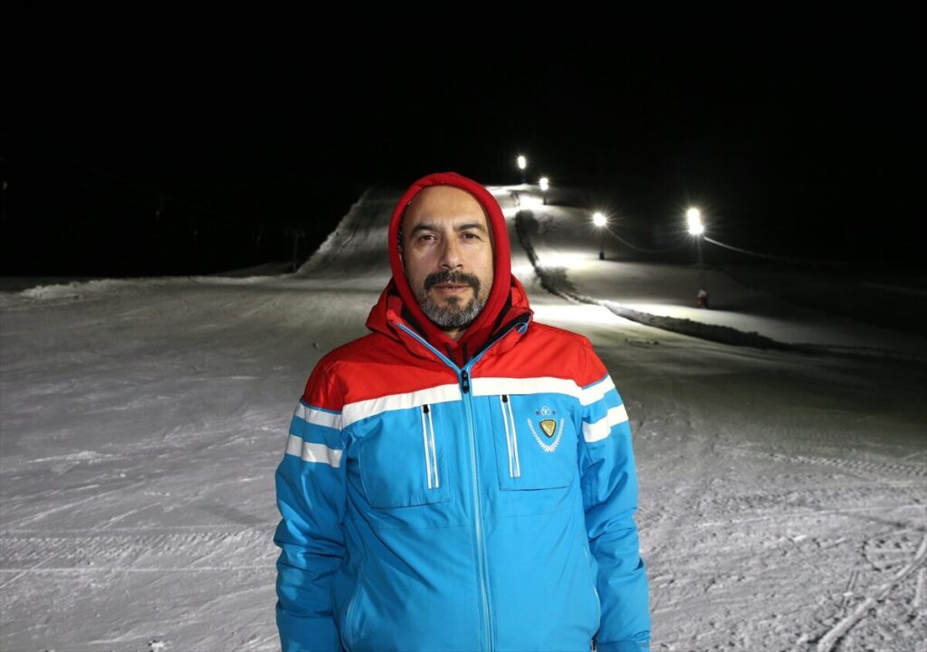 Bitlis’te ışıklandırılan tesiste gece kayağı keyfi