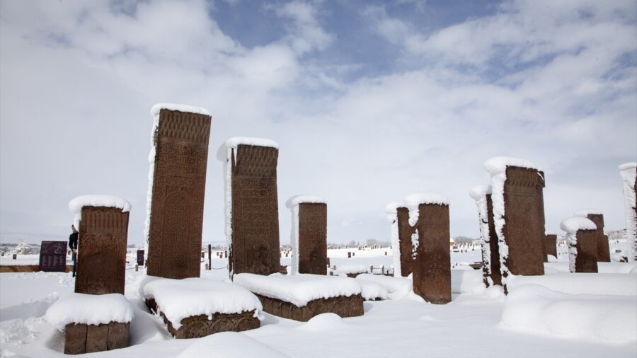 Bitlis’te tarihi yapılar karla kaplandı