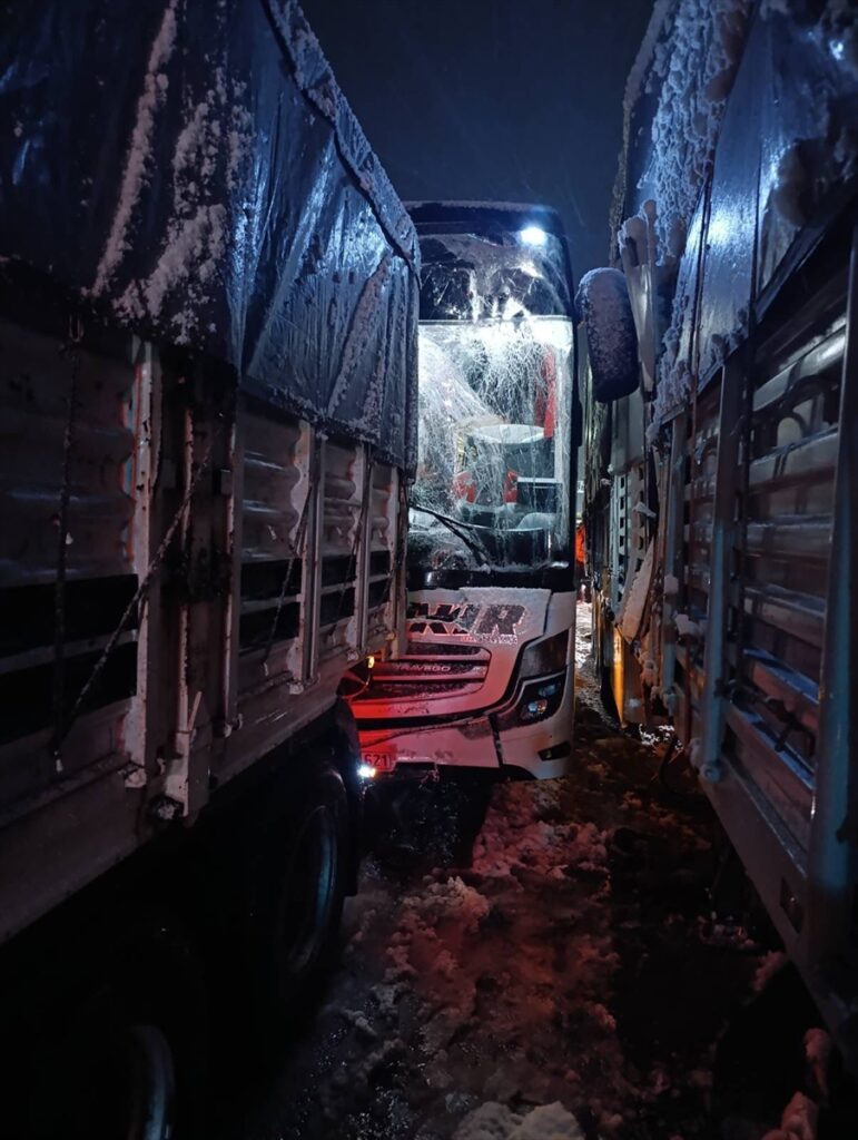 Bitlis’te tıra çarpan otobüsteki 8 kişi yaralandı