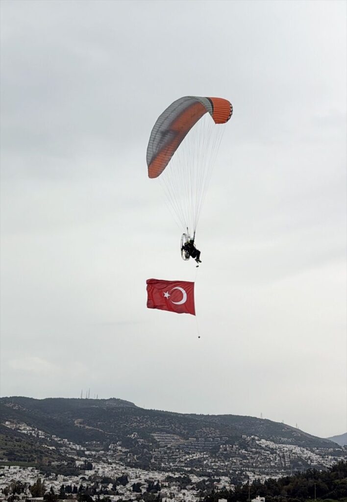 Bodrum’da paramotorla gökyüzünde Türk bayrağı açılarak şehitler anıldı