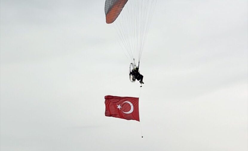Bodrum’da paramotorla gökyüzünde Türk bayrağı açılarak şehitler anıldı