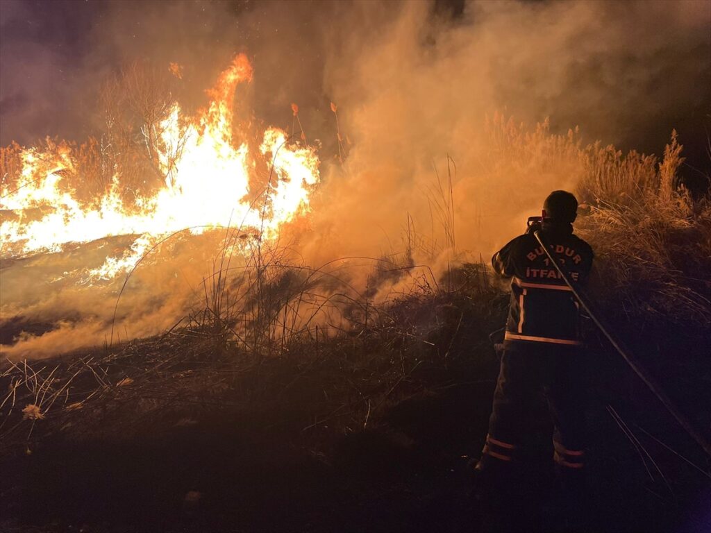 Burdur’da sazlıkta çıkan yangın söndürüldü