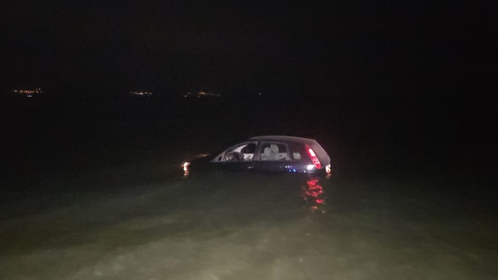 Bursa’da göle düşen otomobilin sürücüsü yaralandı