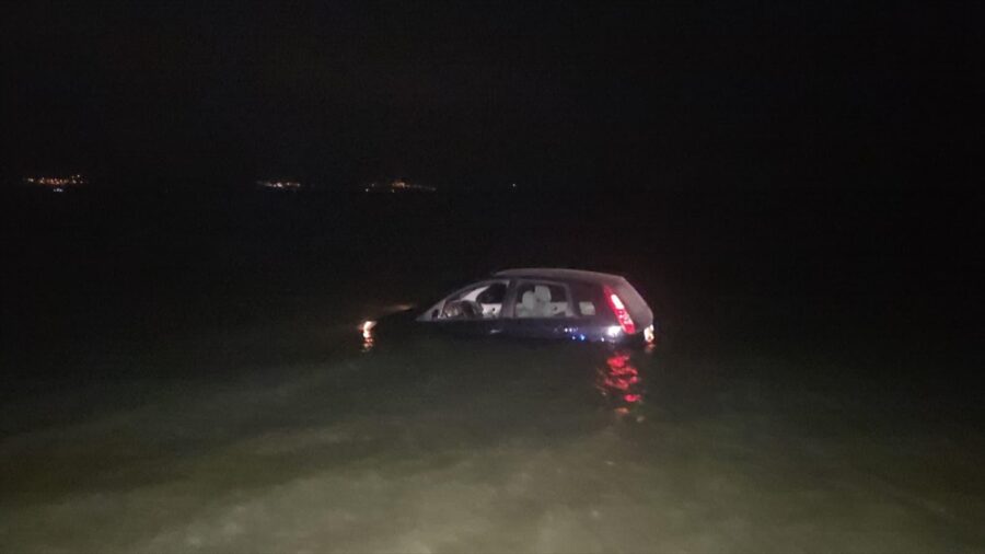 Bursa’da göle düşen otomobilin sürücüsü yaralandı