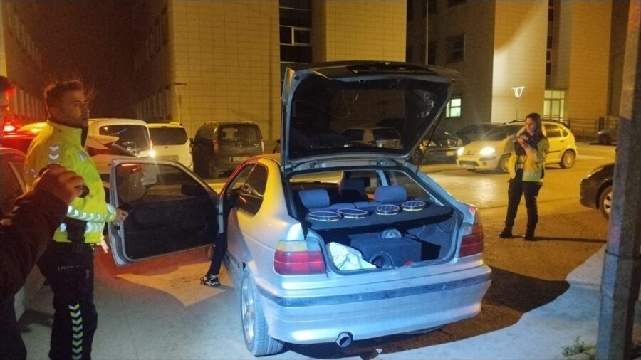 Bursa’da hastane bahçesinde yüksek sesle müzik dinleyen sürücüye para cezası uygulandı