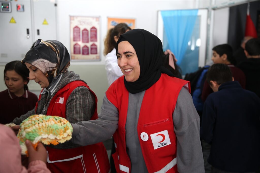 Bursa’da hayırseverin ördüğü atkı ve bereler, Türk Kızılay aracılığıyla Erzurum’daki çocuklara hediye edildi